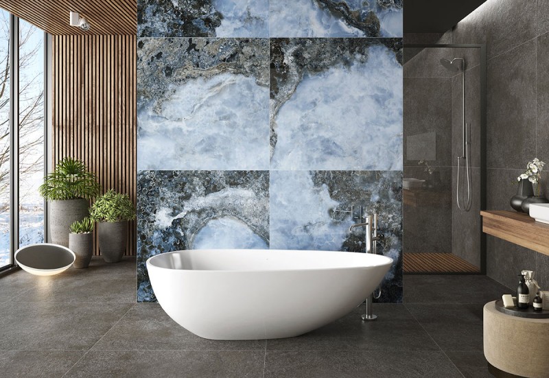 Baño con azulejos efecto mármol en tonos fríos, colección Danae de Pamesa