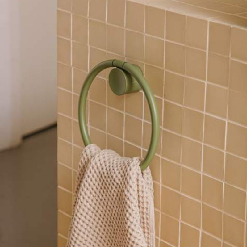 Toallero aro verde oliva Geyser | Diseño moderno baño