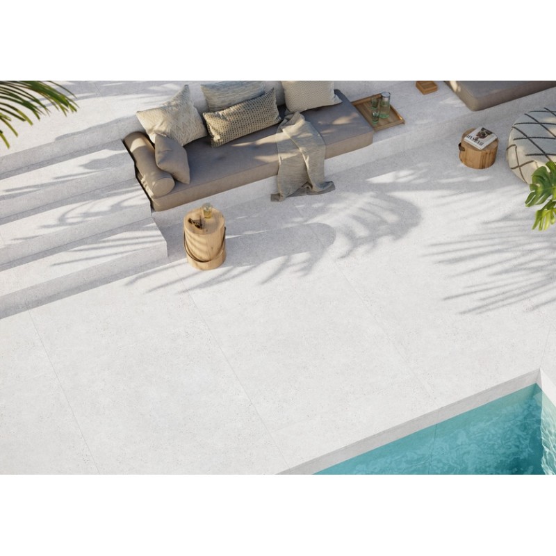 Exterior con azulejos efecto cemento en tonos neutros, colección Valterra de Mayor