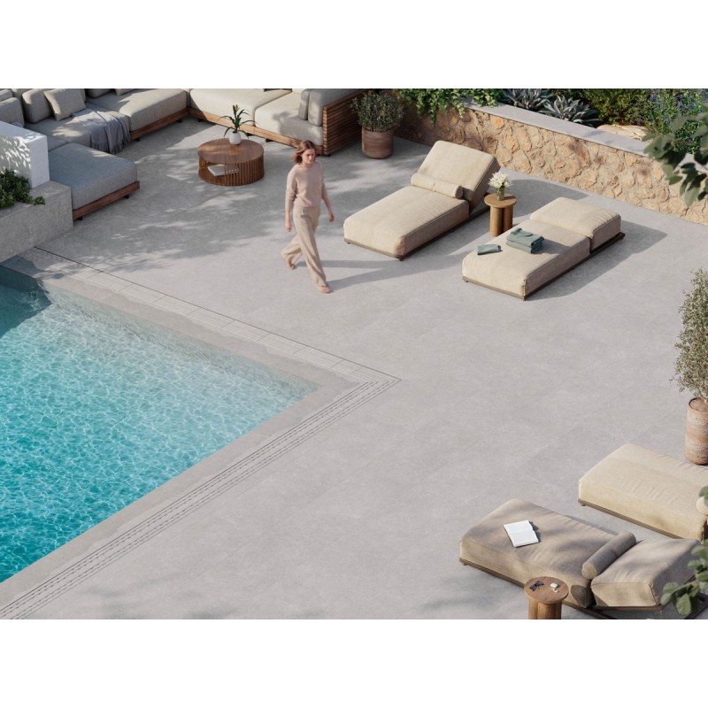 Piscina con azulejos efecto cemento en tonos neutros, colección Valterra de Mayor