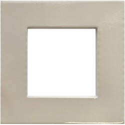 Porcelánico In & Out de Harmony en color Taupe, acabado brillo, marco cuadrado hueco de 22,4x22,4 cm