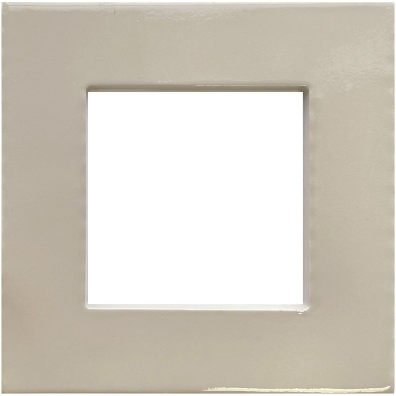 Porcelánico In & Out de Harmony en color Taupe, acabado brillo, marco cuadrado hueco de 22,4x22,4 cm