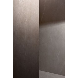 Lámina porcelánica Kala de Museum en color Umber, acabado Strata, formato 100x275 cm y 6 mm de espesor