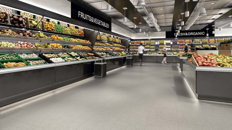 Comercio con azulejos en tonos neutros