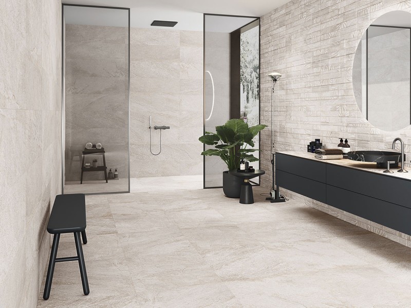 Baño con azulejos en tonos neutros