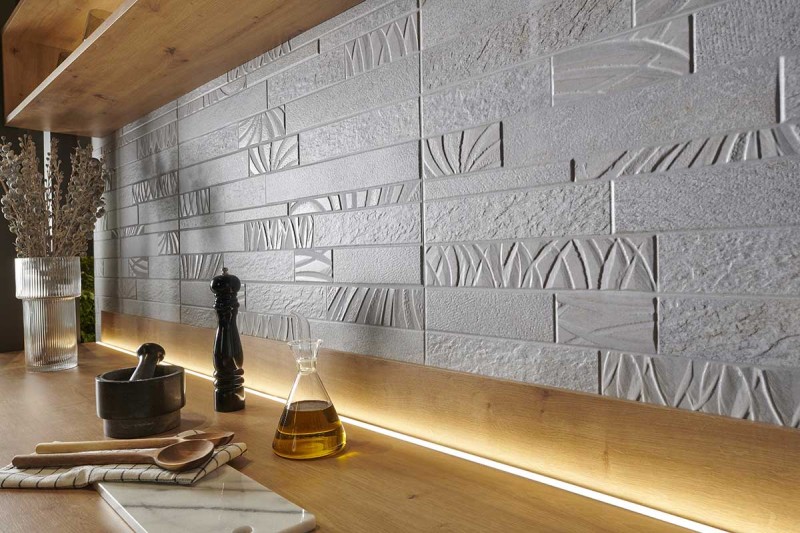 Cocina con azulejos en tonos cálidos