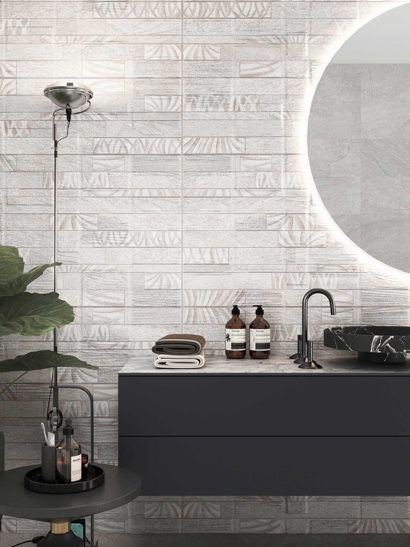 Baño con azulejos en tonos neutros