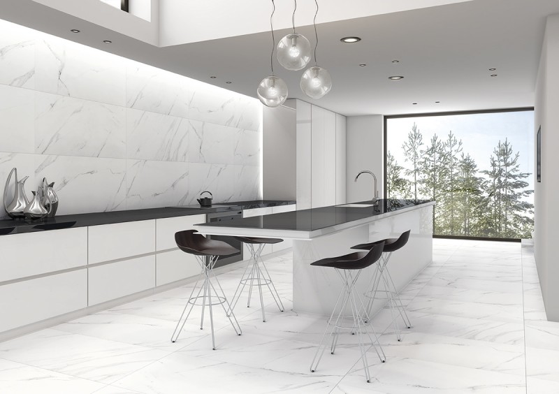 Cocina con azulejos efecto mármol en tonos neutros, colección Baranello de TAU ceràmica