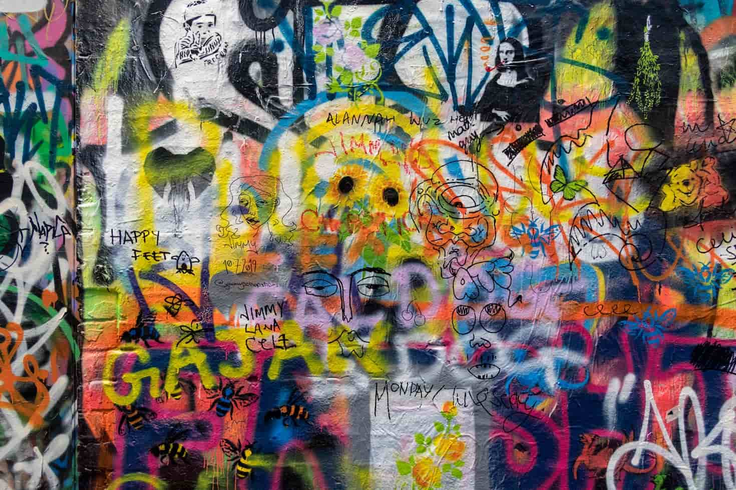 graffiti pintando en pared