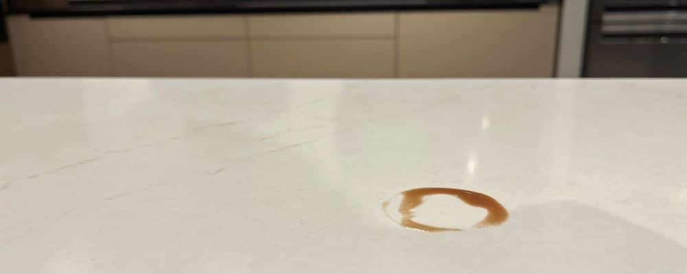 mancha de café en encimera