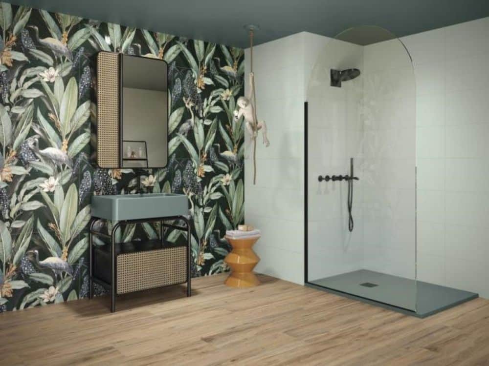 Instala fijos de ducha en baños modernos y coloridos
