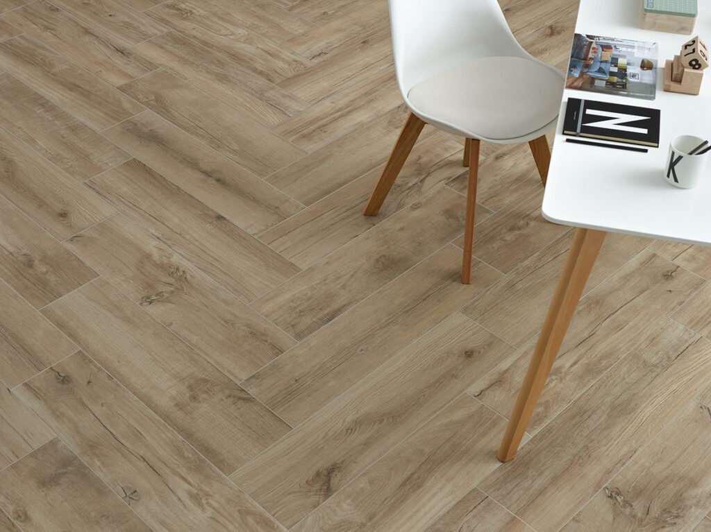 Cómo colocar suelo porcelánico imitación madera: Guía Completa 2026