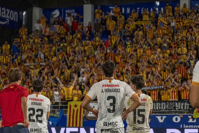 Jugadores de la UE Sant Andreu ante la afición con el logotipo de Ferrolan en la camiseta