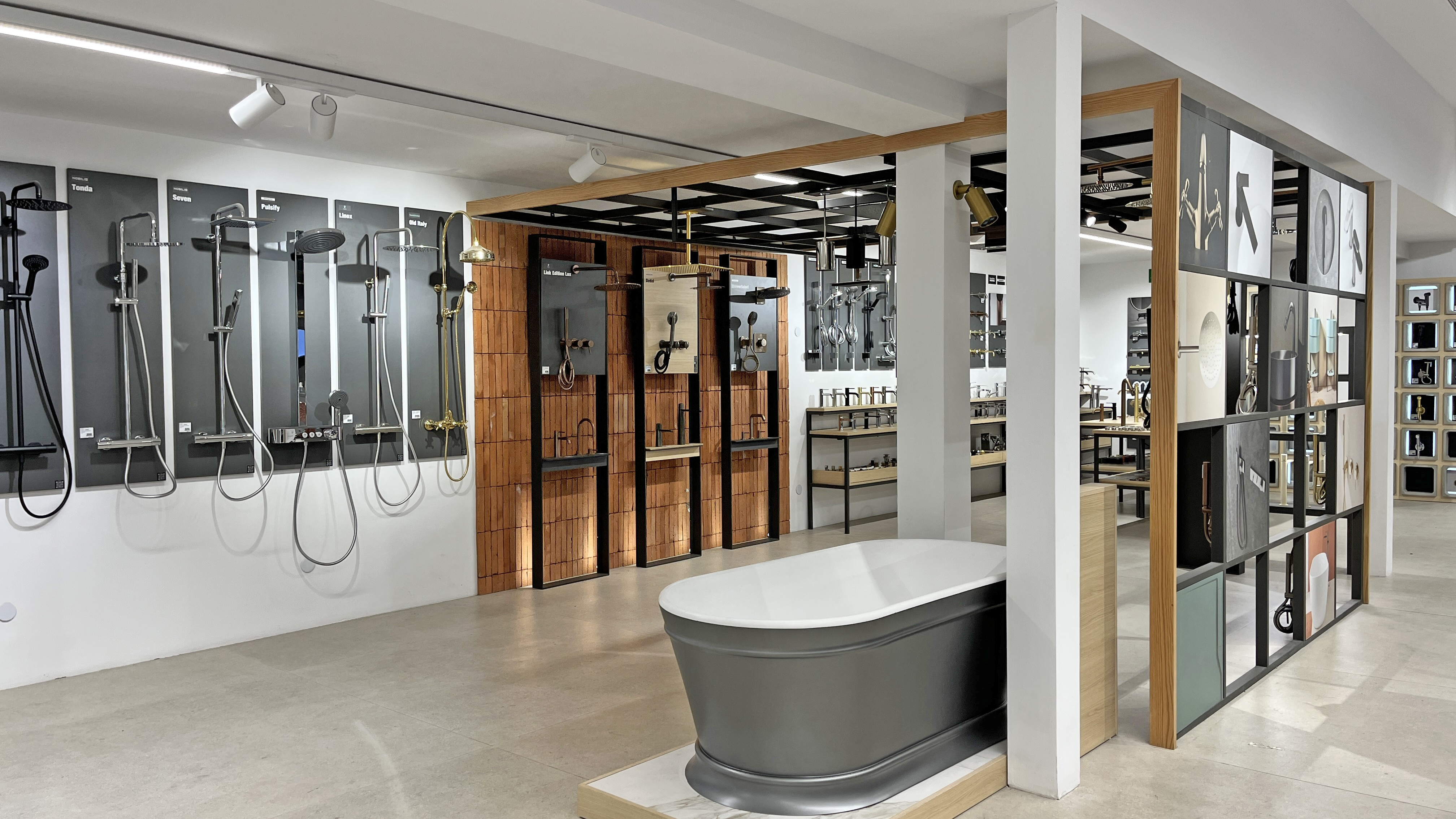 Columnas de ducha y bañera exenta en la exposición de baño de Ferrolan Santa Coloma