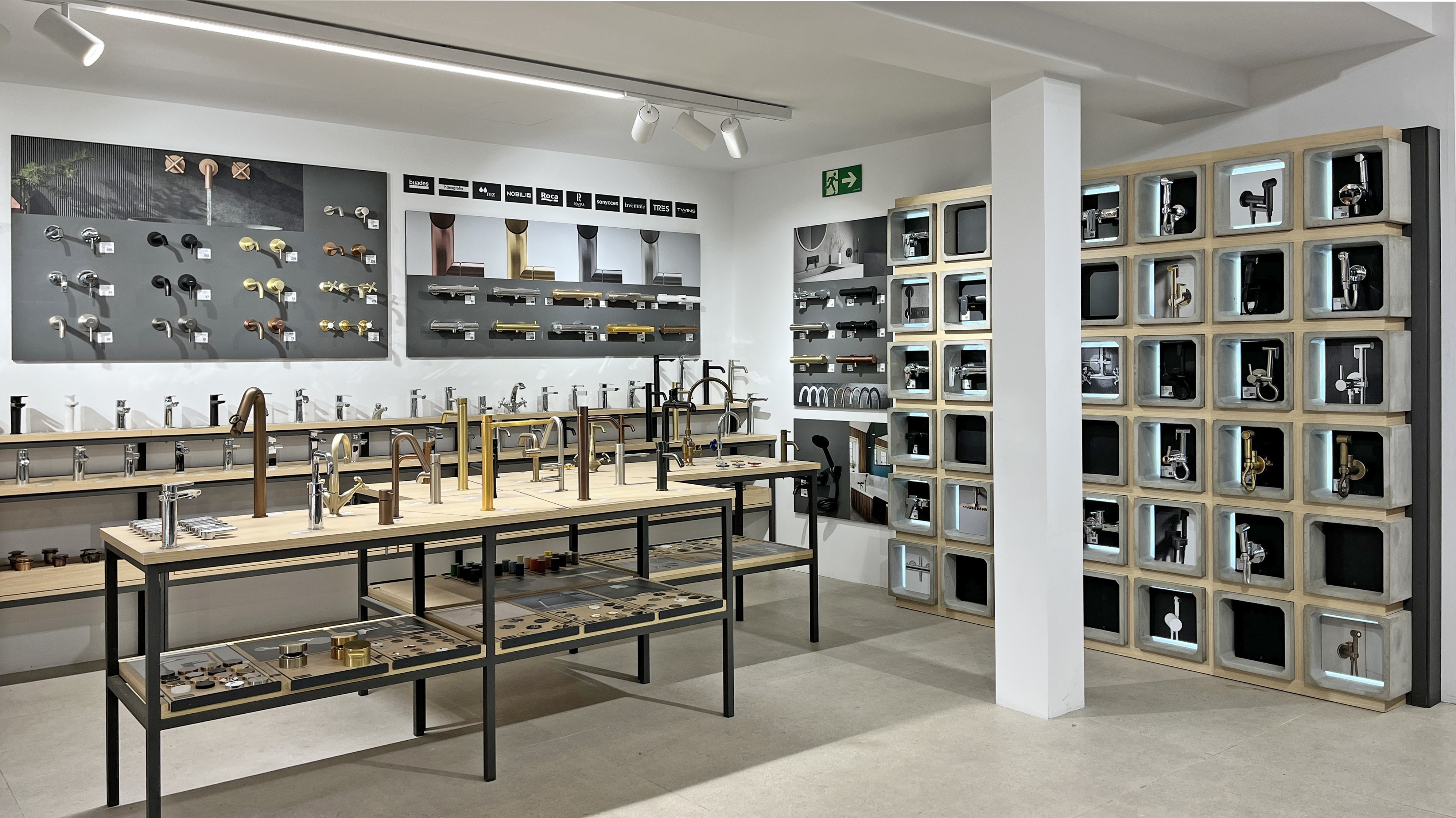Exposición de grifería de lavabo en la sede central de Ferrolan