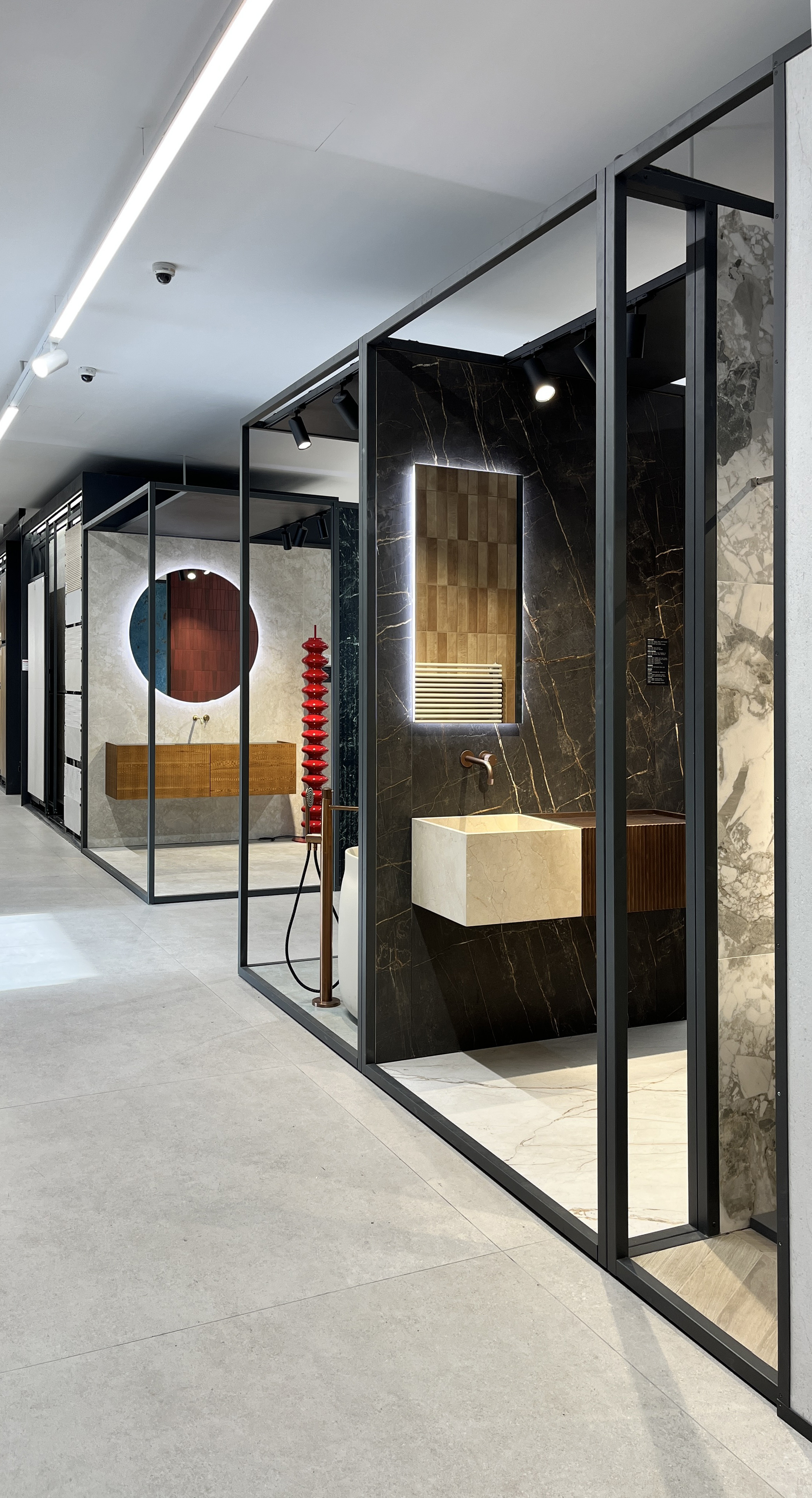 Mamparas de ducha y lavabos en la exposición de baño de Ferrolan Santa Coloma de Gramenet