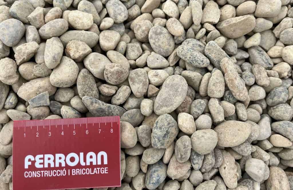 Canto rodado de 22 a 40 mm con una regla de Ferrolan como referencia de tamaño