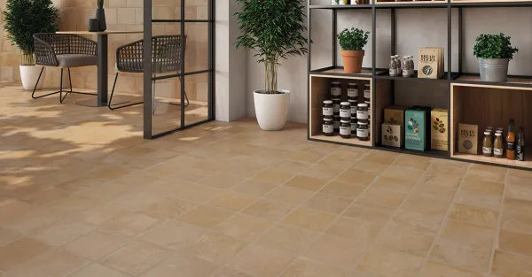 Ambiente con azulejos efecto barro en tonos cálidos, colección Alsacia de Bestile