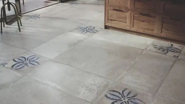 Ambiente con azulejos efecto barro en tonos neutros, colección Antico casale de Ape