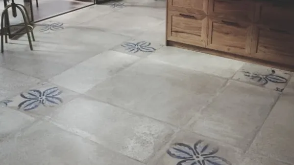 Ambiente con azulejos efecto barro en tonos neutros, colección Antico casale de Ape