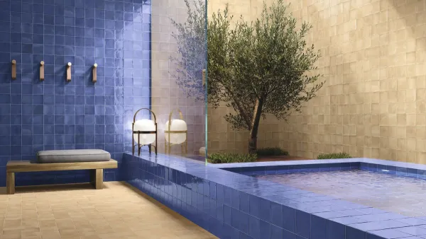Ambiente con azulejos efecto barro en tonos cálidos, colección Fayenza de Ape