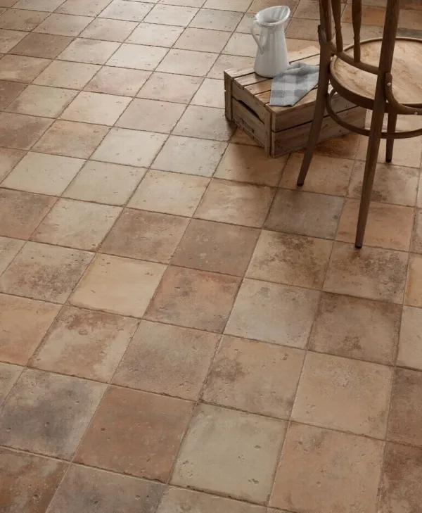 Ambiente con azulejos efecto barro en tonos cálidos, colección Fs alora de Peronda