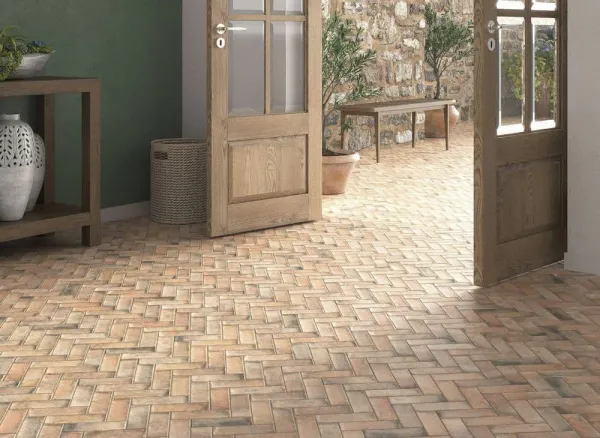 Ambiente con azulejos efecto barro en tonos cálidos, colección Gandia de Mayolica
