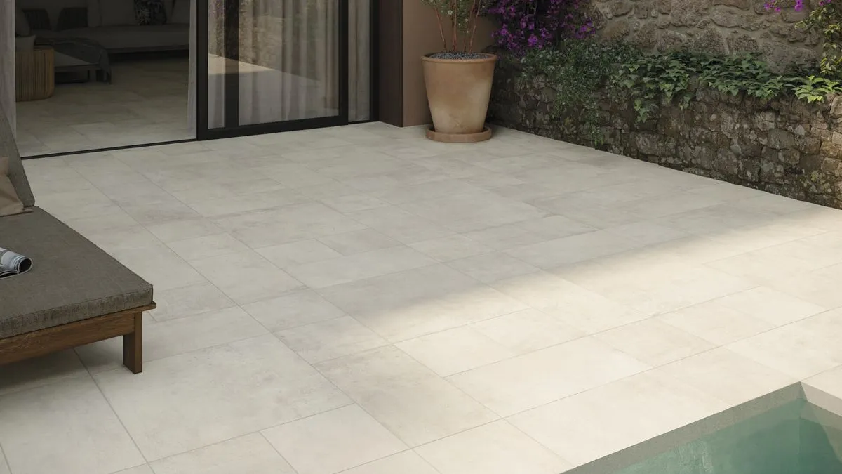 Ambiente con azulejos efecto barro en tonos neutros, colección Manises de Grespania