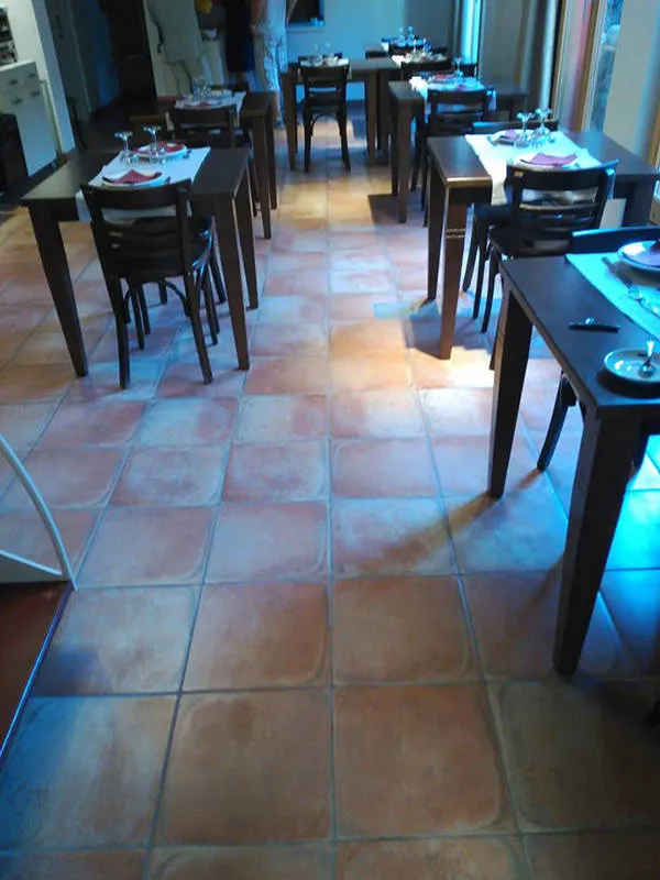 Ambiente con azulejos efecto barro en tonos fríos, colección Piemonte de Natucer