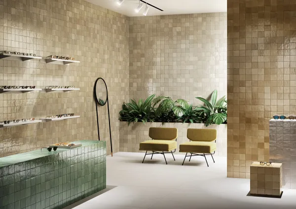 Ambiente con azulejos efecto barro en tonos cálidos, colección Zellige de Marazzi