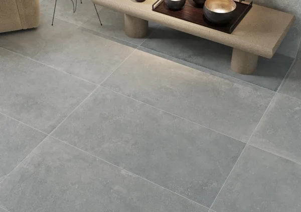 Ambiente con azulejos efecto cemento en tonos neutros, colección Arduin de Metropol
