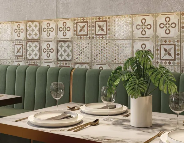Ambiente con azulejos efecto cemento en tonos cálidos, colección Boulevard de Ibero Casa Infinita