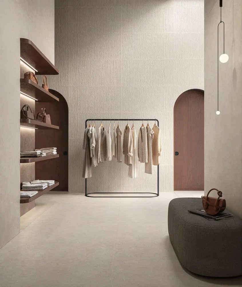 Ambiente con azulejos efecto cemento en tonos cálidos, colección Cement vibes de Ceramiche Piemme