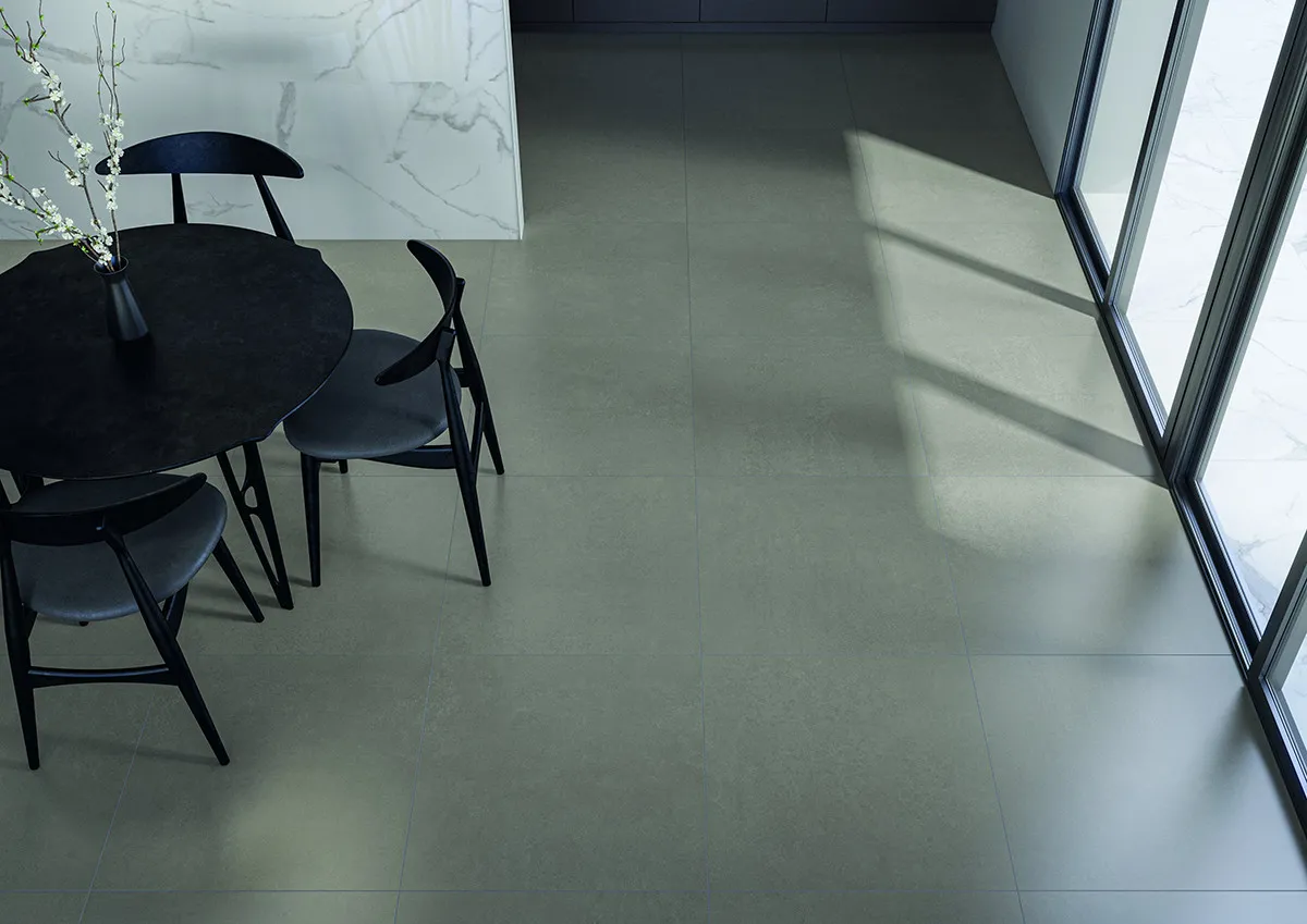 Ambiente con azulejos efecto cemento en tonos fríos, colección Neutra de Cifre