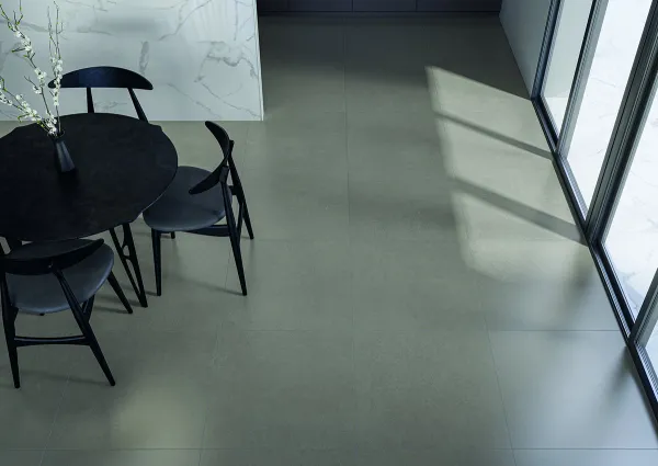 Ambiente con azulejos efecto cemento en tonos fríos, colección Neutra de Cifre