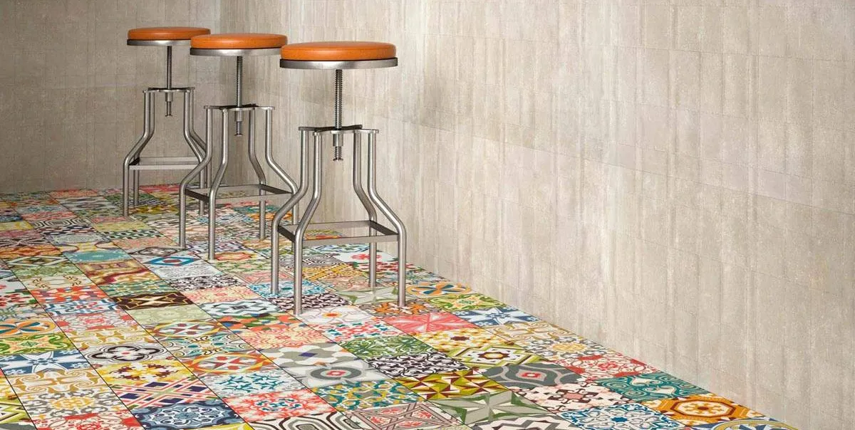 Ambiente con azulejos efecto cemento en tonos cálidos, colección North de Apavisa