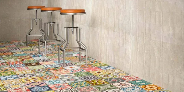 Ambiente con azulejos efecto cemento en tonos cálidos, colección North de Apavisa