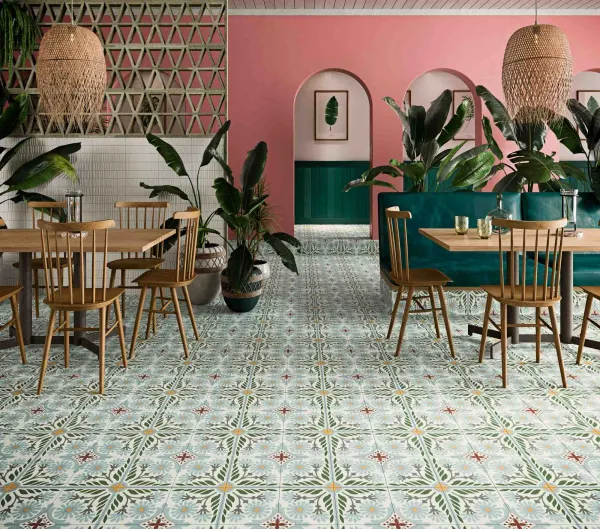 Ambiente con azulejos efecto hidráulico en tonos fríos, colección Altea de Aparici