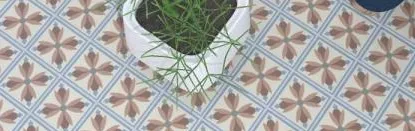 Ambiente con azulejos efecto hidráulico en tonos fríos, colección Bel histoire de Revoir Paris