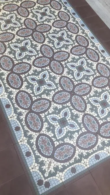 Ambiente con azulejos efecto hidráulico en tonos fríos, colección Bel histoire de Revoir Paris