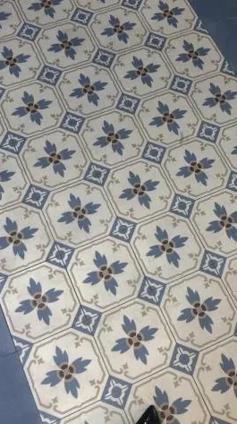 Ambiente con azulejos efecto hidráulico en tonos fríos, colección Bel histoire de Revoir Paris