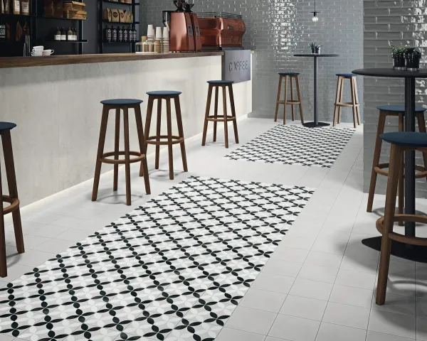 Ambiente con azulejos efecto hidráulico en tonos neutros, colección Boheme de Grespania