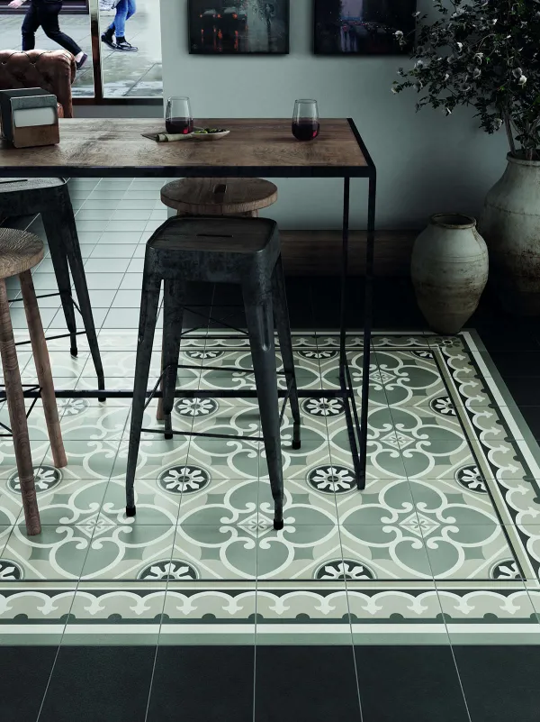 Ambiente con azulejos efecto hidráulico en tonos fríos, colección Caprice de Equipe