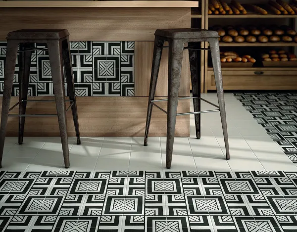 Ambiente con azulejos efecto hidráulico en tonos neutros, colección Caprice de Equipe