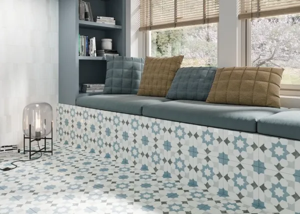 Ambiente con azulejos efecto hidráulico en tonos fríos, colección Doha de Harmony