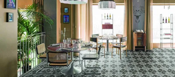 Ambiente con azulejos efecto hidráulico, colección D_segni de Marazzi