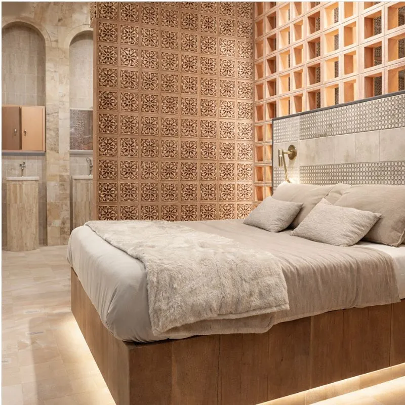 Ambiente con azulejos efecto hidráulico en tonos cálidos, colección Elegance de Mainzu