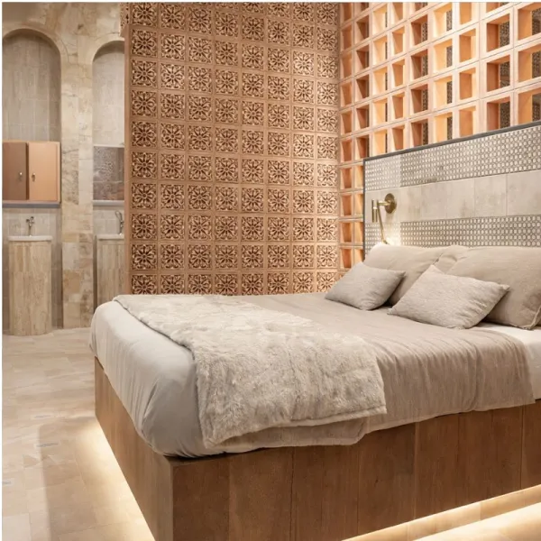 Ambiente con azulejos efecto hidráulico en tonos cálidos, colección Elegance de Mainzu