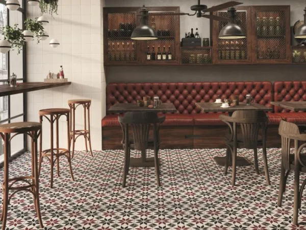Ambiente con azulejos efecto hidráulico en tonos cálidos, colección Fontenay de Pissano