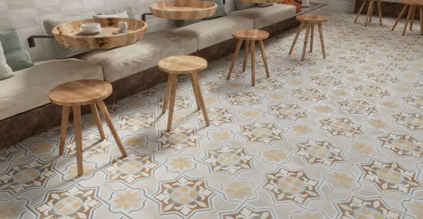 Ambiente con azulejos efecto hidráulico en tonos cálidos, colección Fs clay de Peronda